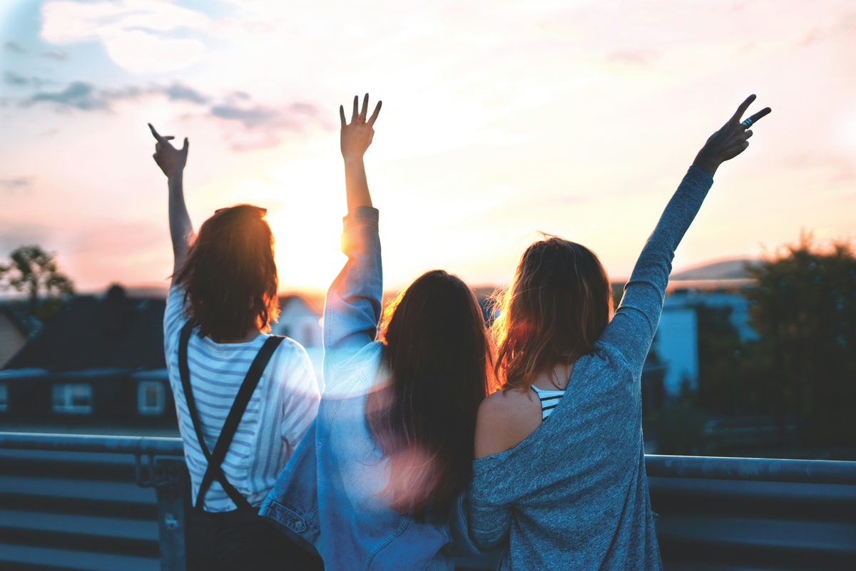 Parcoursup est une porte. Mais ce n'est pas la seule. Si votre projet est concret, si vous voulez travailler vite et bien, si vous cherchez une formation qui vous rémunère pendant que vous apprenez — la voie de l'alternance hors Parcoursup mérite d'être votre premier choix, pas votre plan B.