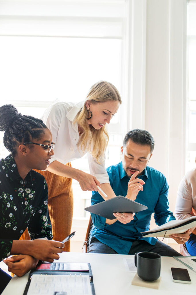 Choisir un parcours d’assistant de direction alternance, c’est opter pour une formation directement connectée aux réalités de l’entreprise.
